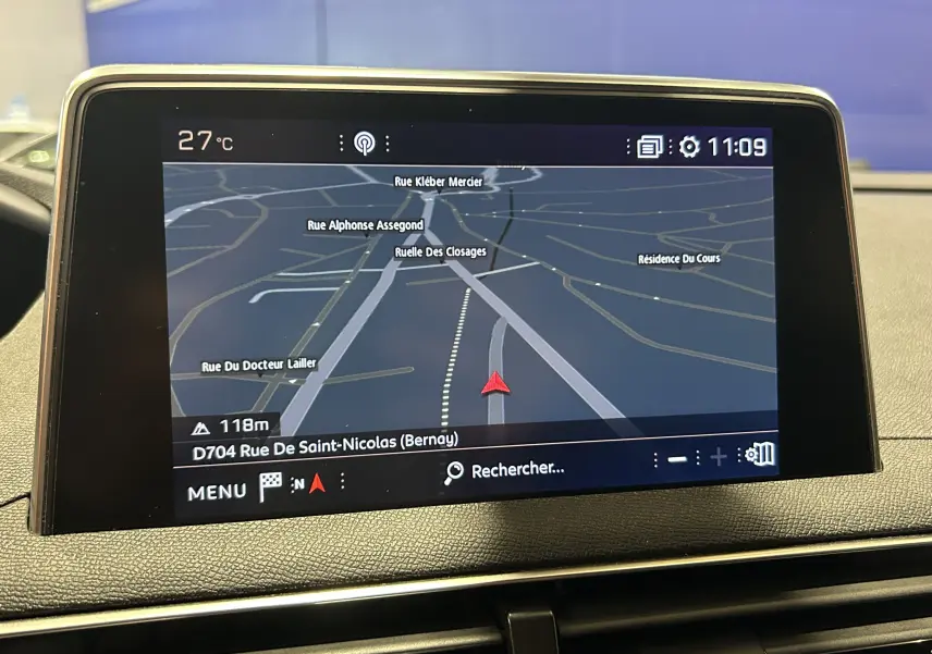 Écran tactile du système de navigation du Peugeot 3008 GT Line 2020 affichant une carte avec itinéraire.