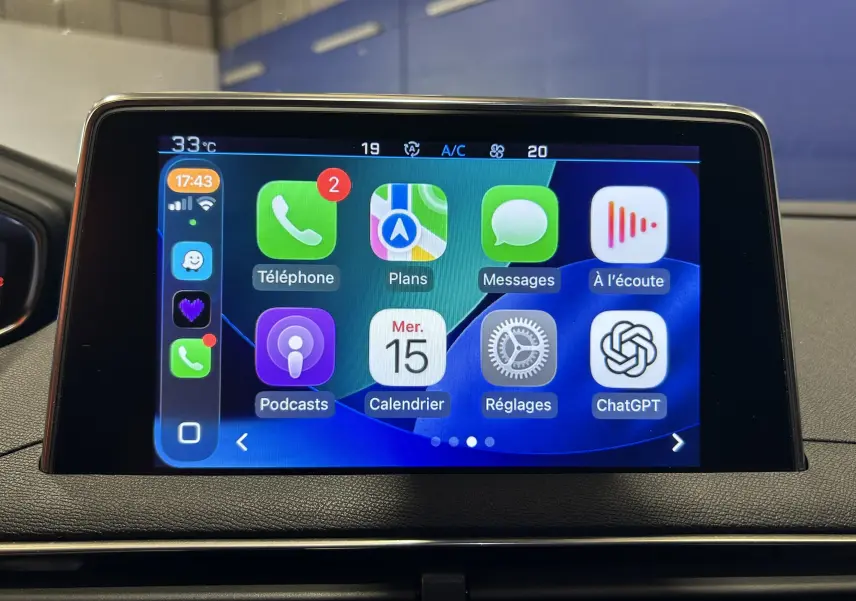 Écran tactile central du Peugeot 3008 blanc 2020 affichant l'interface Apple CarPlay avec plusieurs applications.