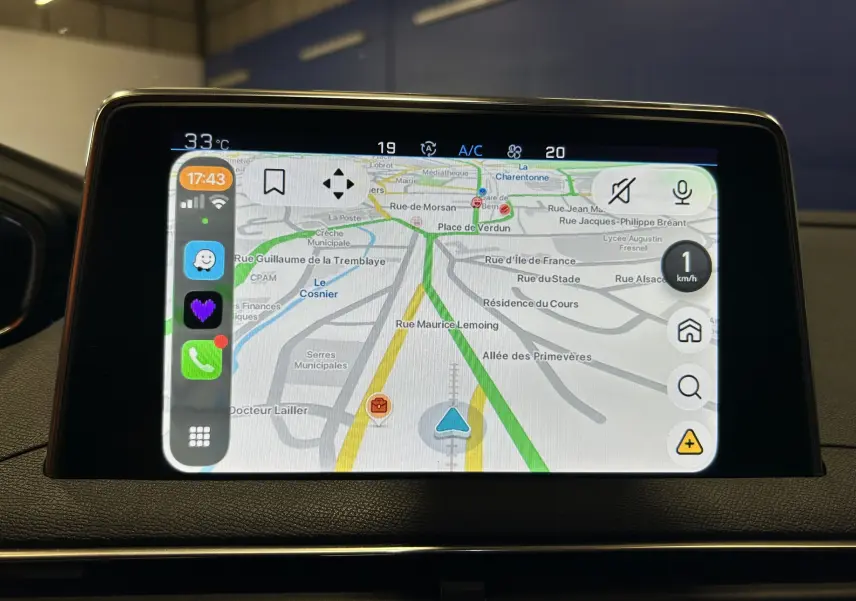 Écran tactile central du Peugeot 3008 affichant la navigation GPS avec interface connectée et température extérieure.