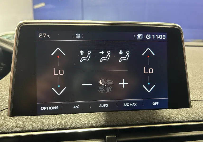 Écran tactile de la climatisation du Peugeot 3008 GT Line 2020, affichant les réglages de température à 27°C.