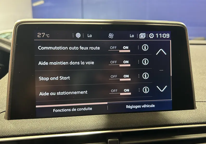 Écran tactile intérieur du Peugeot 3008 GT Line 2020 affichant les réglages d’aides à la conduite activées.