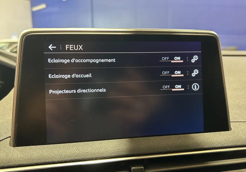 Écran tactile intérieur du Peugeot 3008 GT Line 2020 montrant les réglages des feux avec options activées.