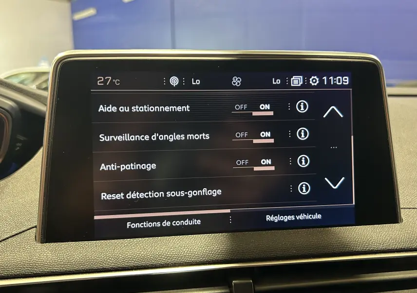 Écran tactile intérieur du Peugeot 3008 GT Line 2020 affichant les réglages d’aide à la conduite activés.