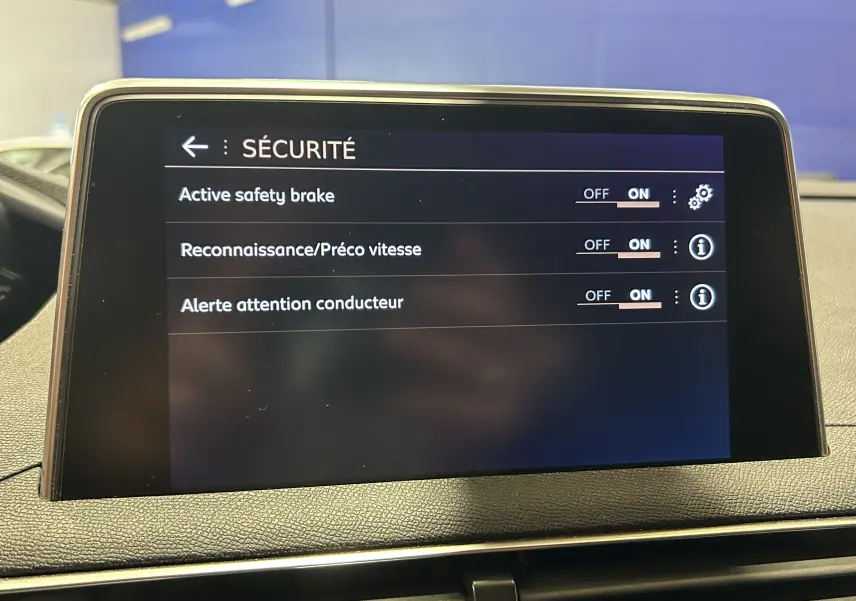 Écran tactile intérieur du Peugeot 3008 GT Line 2020 affichant les réglages de sécurité activés.