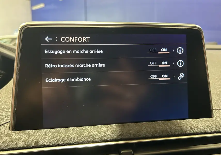 Écran tactile intérieur du Peugeot 3008 affichant les réglages confort avec options activées, vue frontale rapprochée.