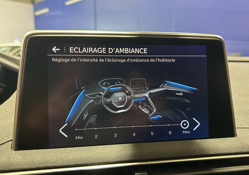 Écran tactile montrant le réglage de l'éclairage d'ambiance intérieur avec lumière bleue sur tableau de bord Peugeot 3008.