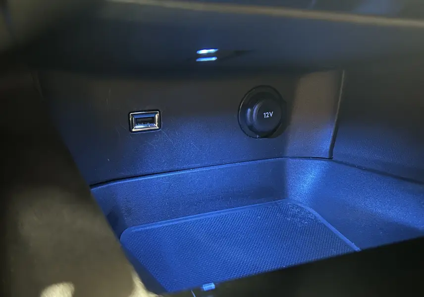 Gros plan sur la prise USB et l’allume-cigare 12V dans l’habitacle du Peugeot 3008 blanc, version 2020.