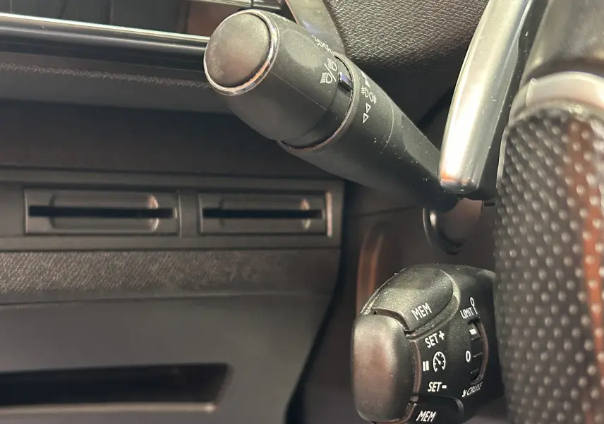 Gros plan sur les commandes de régulateur et feux du tableau de bord d’un Peugeot 3008 GT Line 2020.