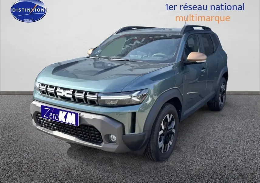 Dacia Duster vert cèdre en 3/4 avant droit avec rétroviseurs couleur bronze et jantes alu noires.
