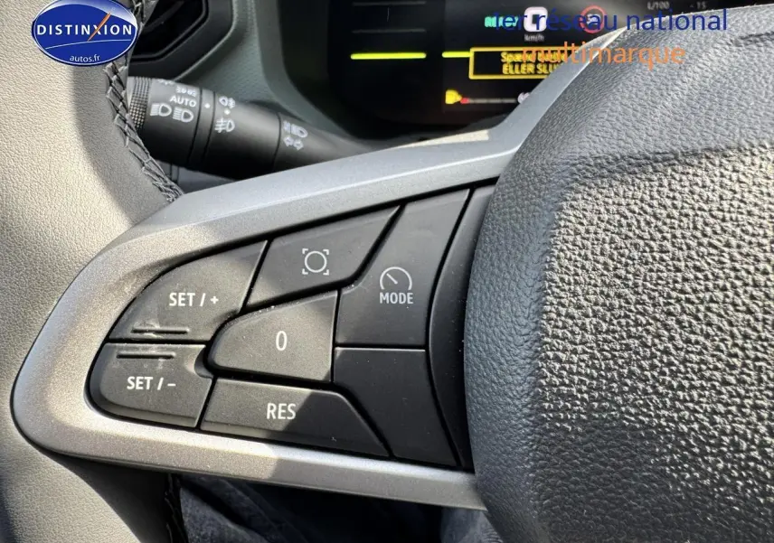 Gros plan sur les commandes de régulateur de vitesse au volant du Dacia Duster 2025, finition Expression.