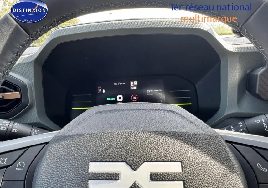 Vue rapprochée du tableau de bord et volant multifonction du Dacia Duster 2025, avec affichage numérique moderne.