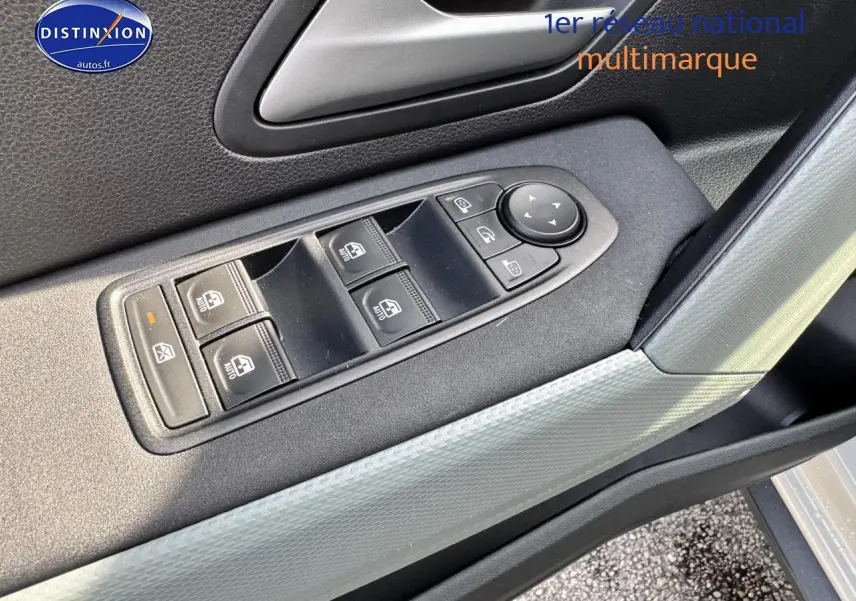 Détail des commandes des vitres électriques côté conducteur dans une Dacia Duster 2025 couleur Vert cèdre.