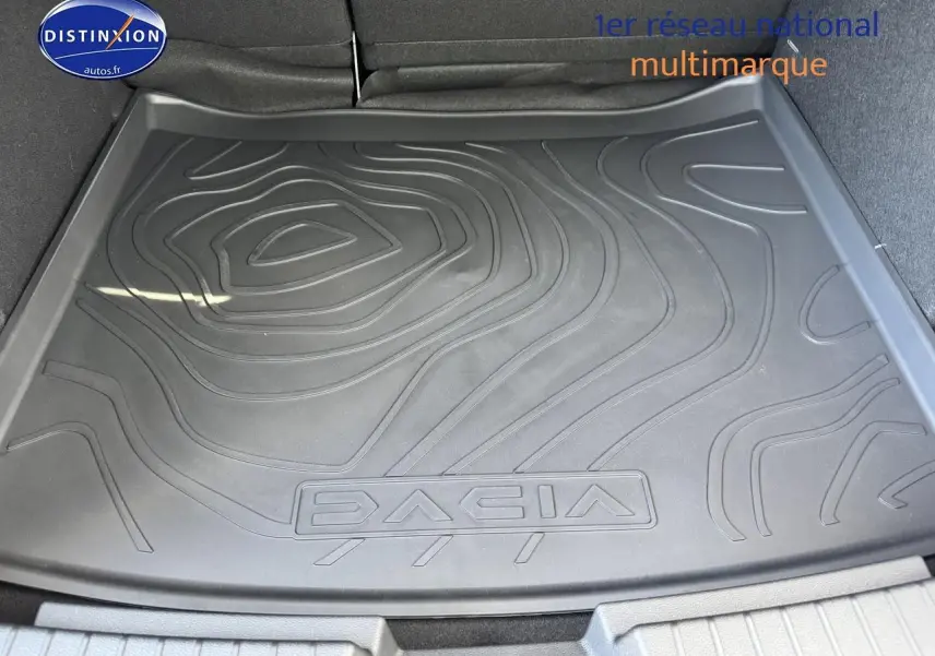 Vue plongeante sur le tapis de coffre noir avec logo Dacia du Duster 2025 vert cèdre