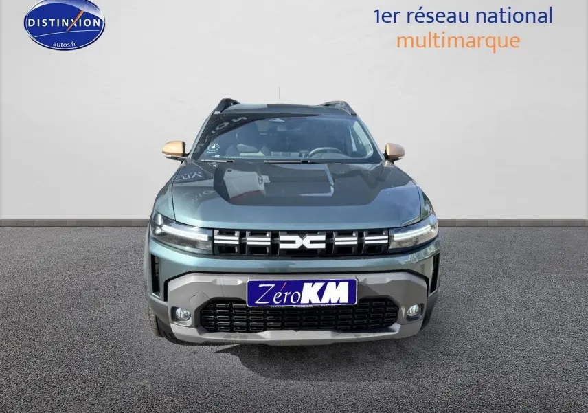 Vue frontale d'un Dacia Duster 2025 vert cèdre avec calandre noire et rétroviseurs couleur carrosserie.