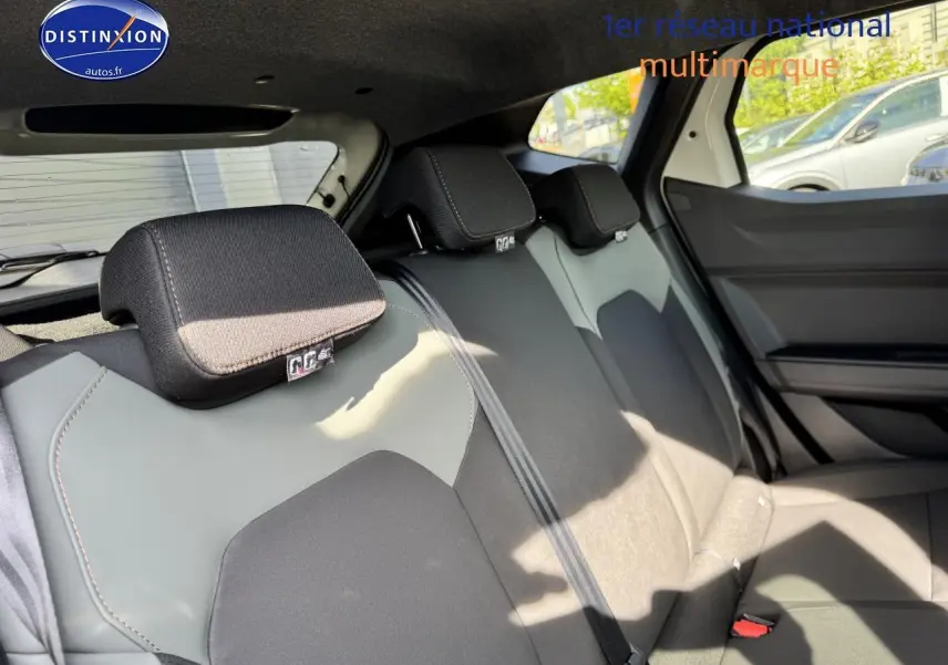 Banquette arrière grise et noire du Dacia Duster 2025, vue côté droit avec appuie-têtes et ceinture de sécurité visibles.