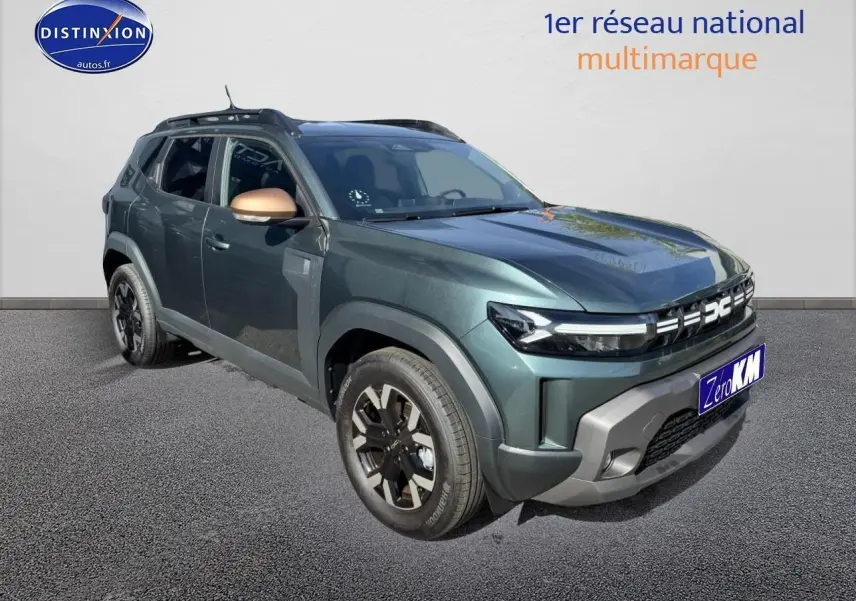 SUV Dacia Duster vert cèdre vu en 3/4 avant droit avec rétroviseurs couleur bronze et jantes alu noires.