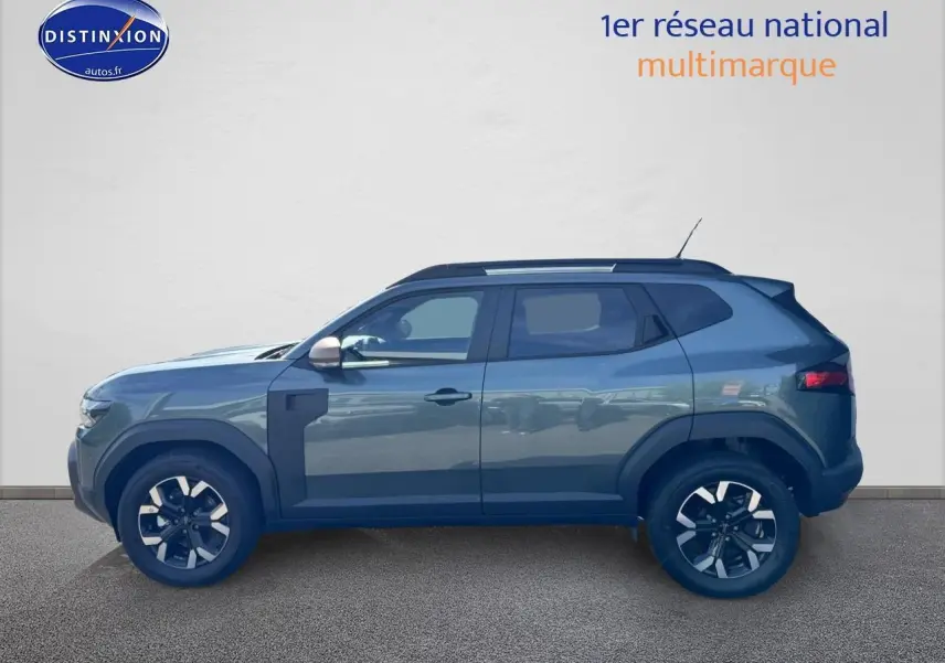 Profil droit du Dacia Duster 2025 vert cèdre avec jantes alliage et barres de toit visibles sur fond clair.