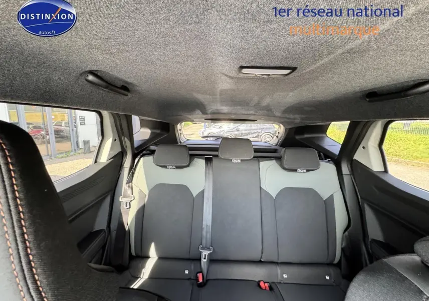 Vue intérieure arrière du Dacia Duster 2025 montrant la banquette 3 places bicolore avec appuie-têtes et ceinture centrale.