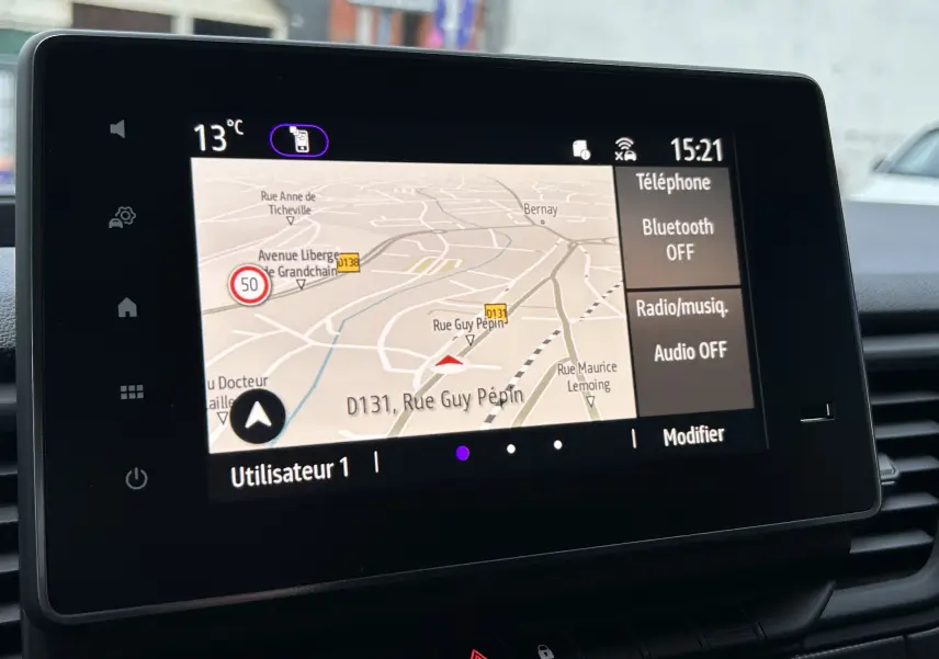 Écran tactile du système de navigation du Renault Trafic Fourgon 2025 affichant une carte et les options téléphone et audio.