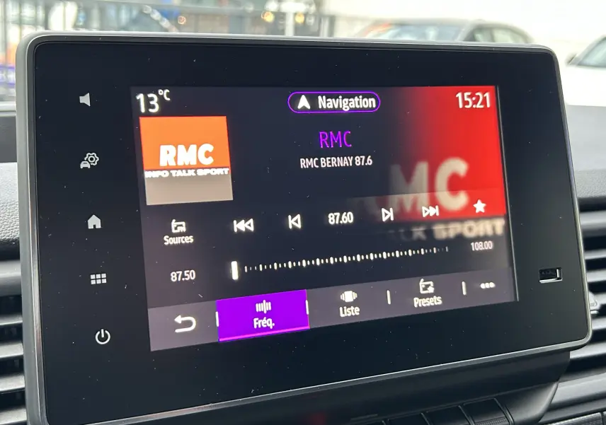 Écran tactile central du Renault Trafic Advance 2025 affichant la radio RMC à 87.6 FM en intérieur véhicule.