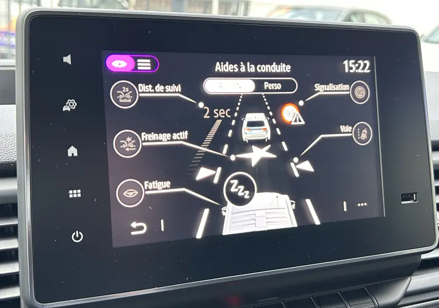 Écran tactile intérieur du Renault Trafic Advance 2025 montrant les aides à la conduite avec interface claire et icônes visibles.