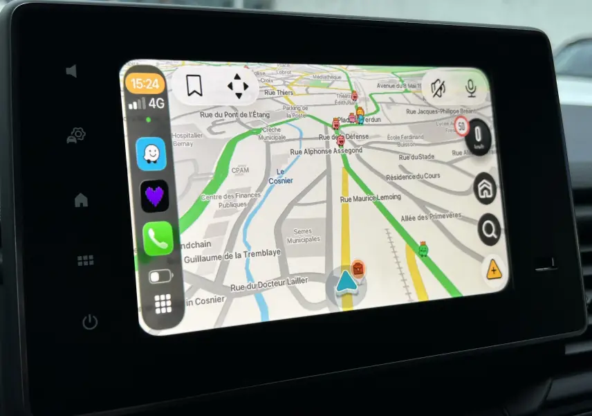 Écran tactile du système de navigation du Renault Trafic Fourgon 2025 affichant une carte en mode jour.
