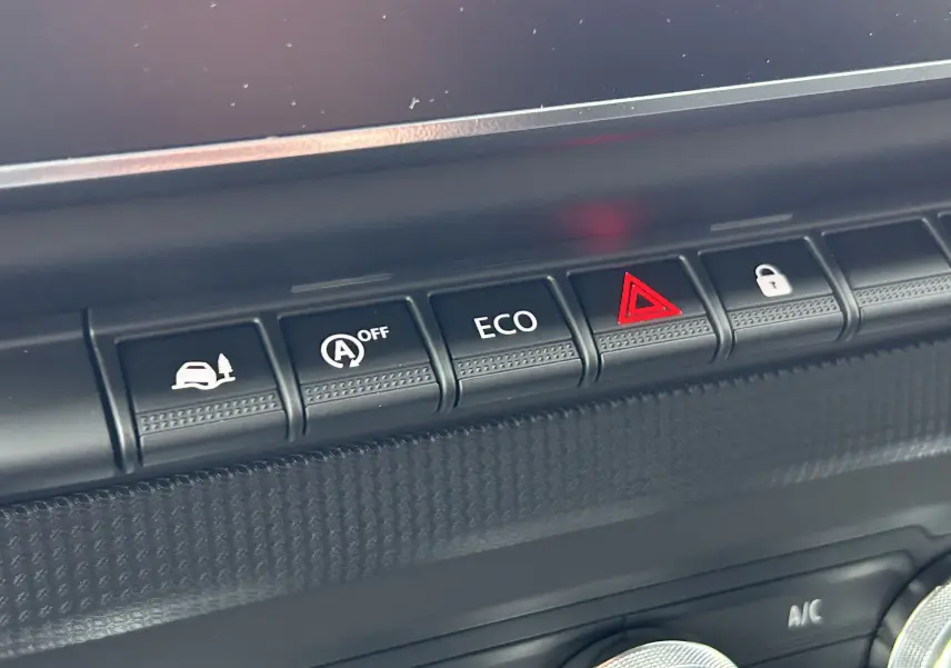 Gros plan sur les boutons de commande du tableau de bord du Renault Trafic Fourgon, avec bouton rouge de warning allumé.