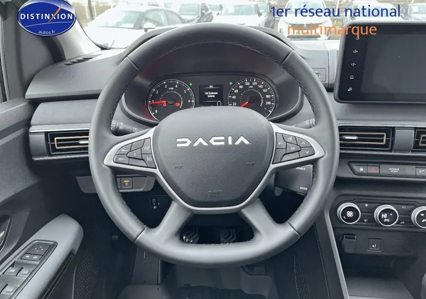 Vue intérieure centrée sur le volant noir du Dacia Jogger 2025 avec tableau de bord et écran tactile visible.