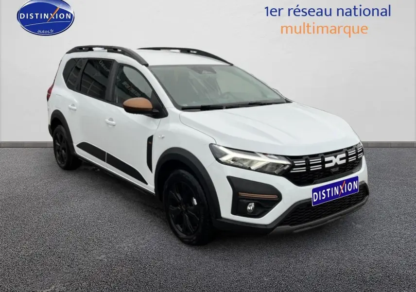 Vue 3/4 avant droite du Dacia Jogger blanc avec jantes noires et rétroviseurs couleur bronze.