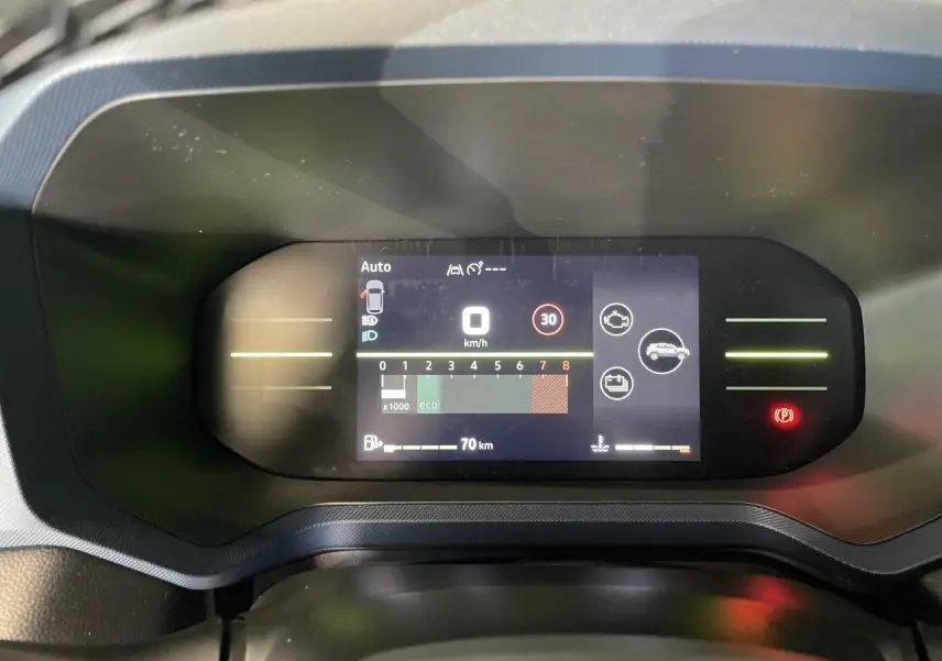 Tableau de bord digital du Dacia Duster 2025 affichant la vitesse à 0 km/h et indicateurs de conduite.