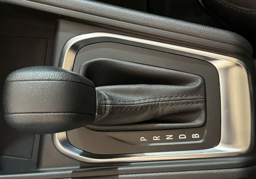 Le levier de vitesses automatique noir en cuir synthétique du Renault Captur 2024, vue de dessus.