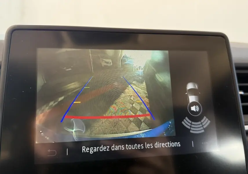 Écran tactile intérieur montrant la caméra de recul avec lignes de guidage du Renault Captur bleu, version 2024.