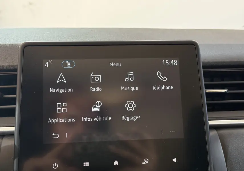 Écran tactile central du tableau de bord du Renault Captur bleu, affichant le menu principal multimédia.
