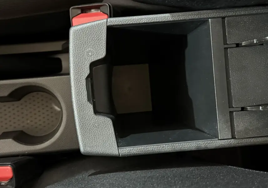 Vue en plongée du rangement central noir et gris avec porte-gobelet du Renault Captur 2024 intérieur.