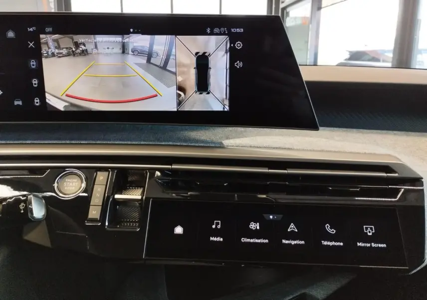 Vue rapprochée de l’écran incurvé et flottant du tableau de bord du Peugeot 3008 Bleu Azul avec commandes tactiles.