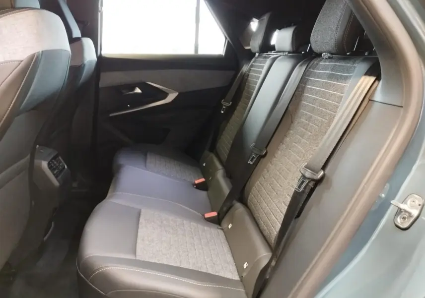 Vue intérieure côté droit des sièges arrière en tissu gris et noir du Peugeot 3008 Bleu Azul 2025.