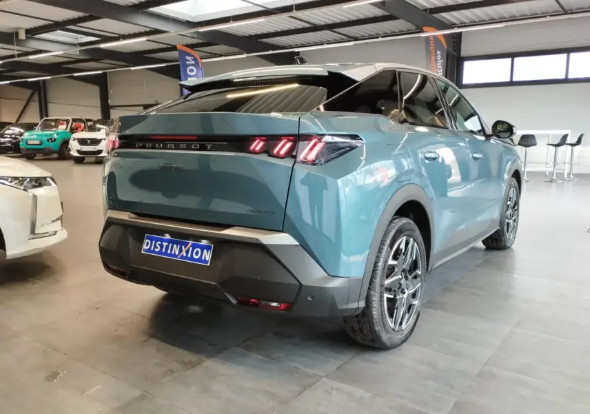 Vue 3/4 arrière droite d’un Peugeot 3008 hybride bleu métallisé avec feux arrière à LED en forme de griffes.