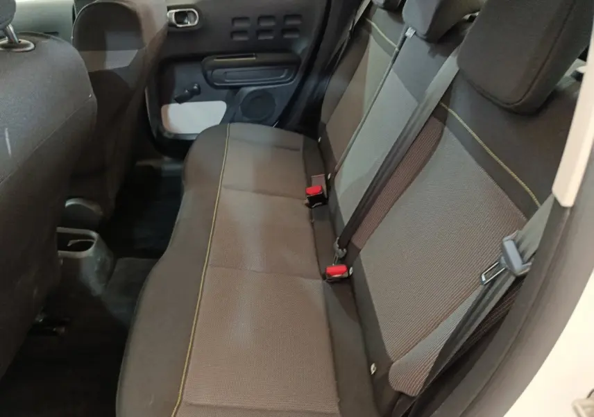 Vue intérieure arrière côté droit montrant la banquette noire de la Citroën C3 2020.
