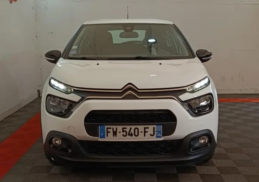 Vue frontale d'une Citroën C3 blanche de 2020 avec phares LED et calandre noire distinctive.