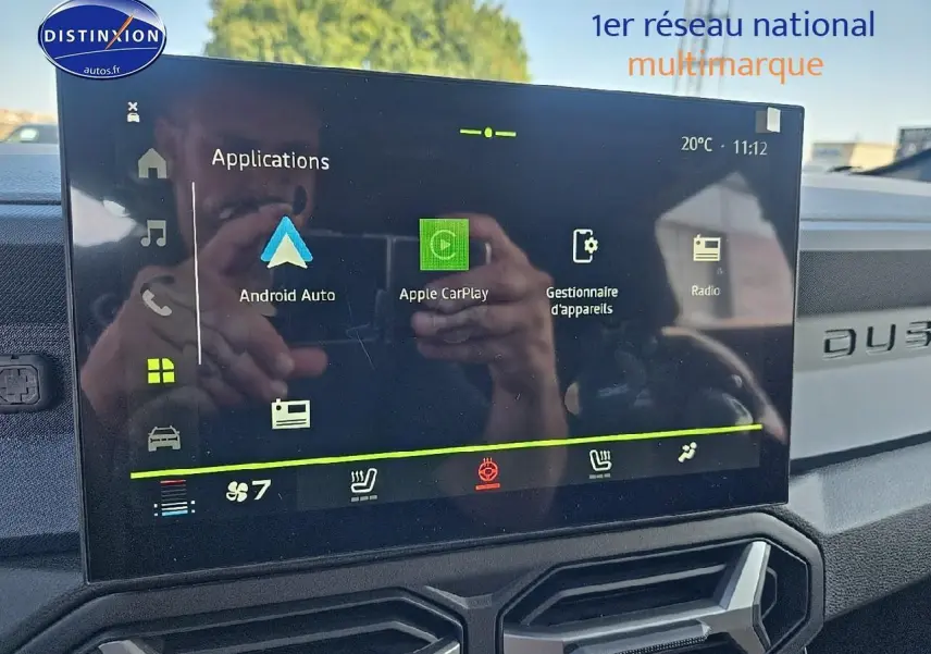 Écran tactile central du tableau de bord du Dacia Duster 2025 avec interface Android Auto et Apple CarPlay visible