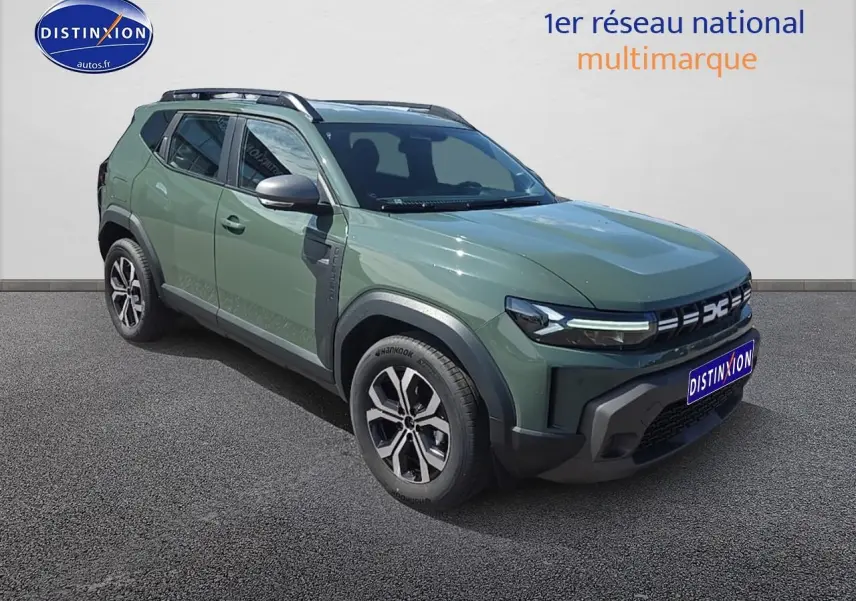 Vue 3/4 avant gauche du Dacia Duster 2025 vert kaki avec barres de toit et jantes alu noires et argentées.