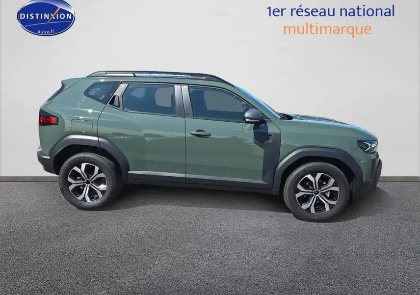 Profil droit d'un Dacia Duster 2025 vert kaki avec barres de toit et jantes alliage noir et argent.