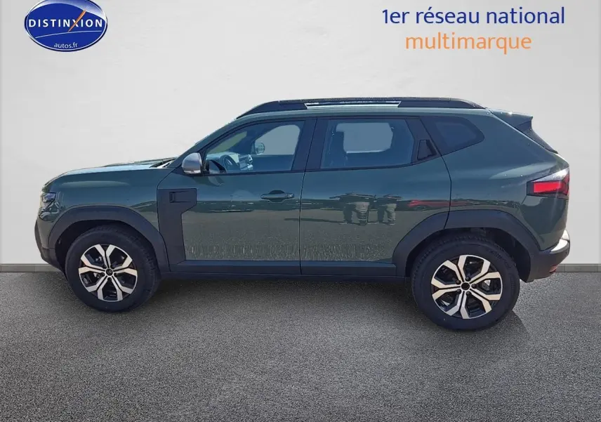 Profil droit du Dacia Duster vert kaki 2025 avec jantes alu et barres de toit visibles sur fond clair.