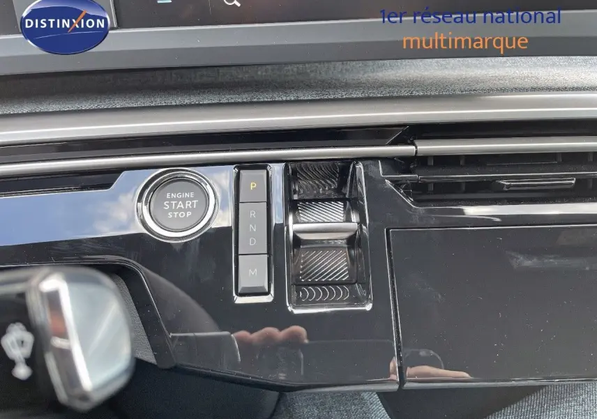 Détail de la console centrale noire brillante du Peugeot 3008 Hybrid 136ch Allure avec bouton start/stop et commandes de boîte auto.