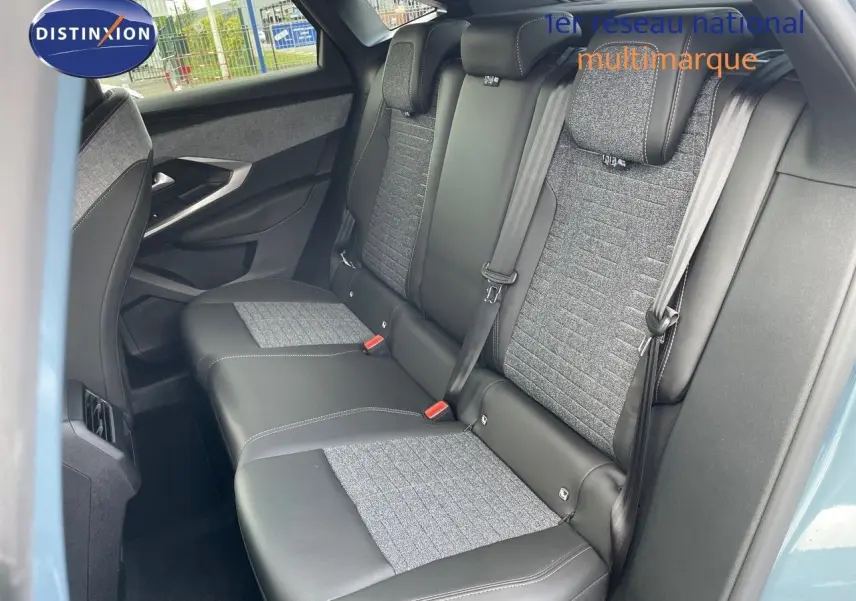 Vue latérale intérieure sur les sièges arrière en cuir noir et tissu gris du Peugeot 3008 Hybrid 2025 bleu Ingaro Metal.
