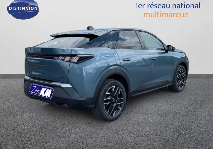 Peugeot 3008 Hybrid bleu Ingaro métal en 3/4 arrière droit, soulignant ses jantes noires et toit noir contrasté.