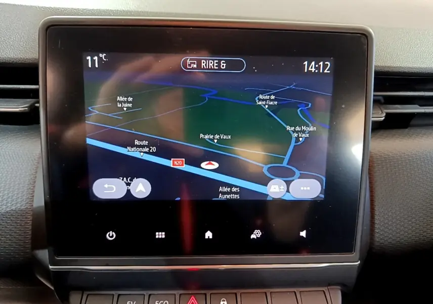 Écran tactile central de navigation 3D affichant une carte, intérieur noir du Renault Clio Business E-TECH 140 gris foncé.