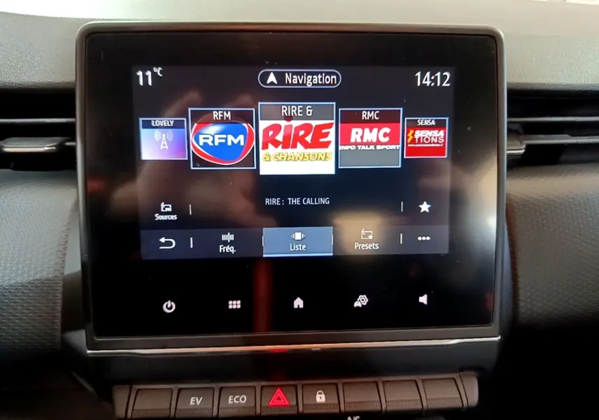 Écran tactile central de navigation et radio de la Renault Clio Business E-TECH 140 gris foncé, vue intérieure frontale.