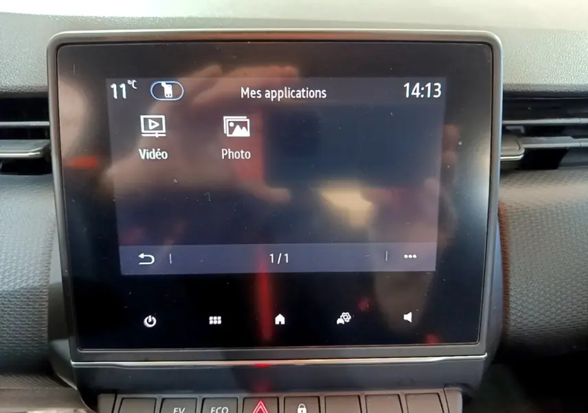 Écran tactile central de la Renault Clio Business E-TECH 140 2022 affichant les applications vidéo et photo, tableau de bord gris.