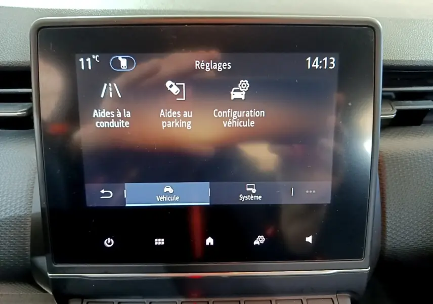 Écran tactile central de la Renault Clio Business E-TECH 140 2022 affichant les réglages d’aides à la conduite et parking.